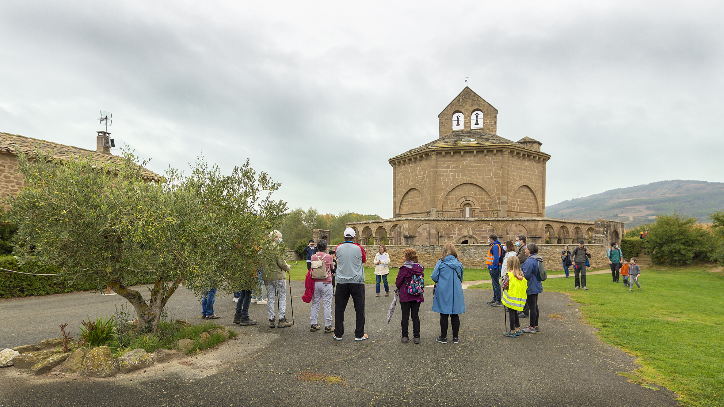 grupo de personas delante de la ermita de Santa María de Eunate